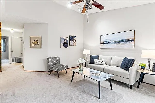 1034 Cedar Gables Dr — Photo 4