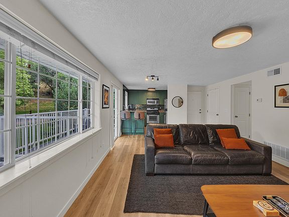5th image of 405 W Village Ln