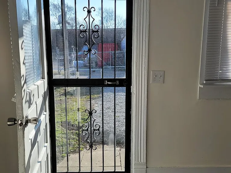1431 S Floyd St — Photo 15