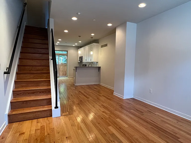 2133 Mountain St — Photo 3