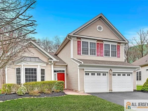 32 Edgemere Dr, Kendall Park, NJ 08824