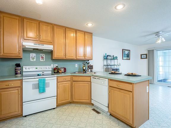 2nd image of 384 Diana Ct