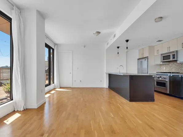 500 4th Avenue image 1 of 5