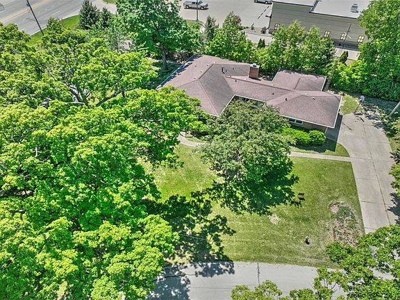 3rd image of 3035 Fair Oaks Dr