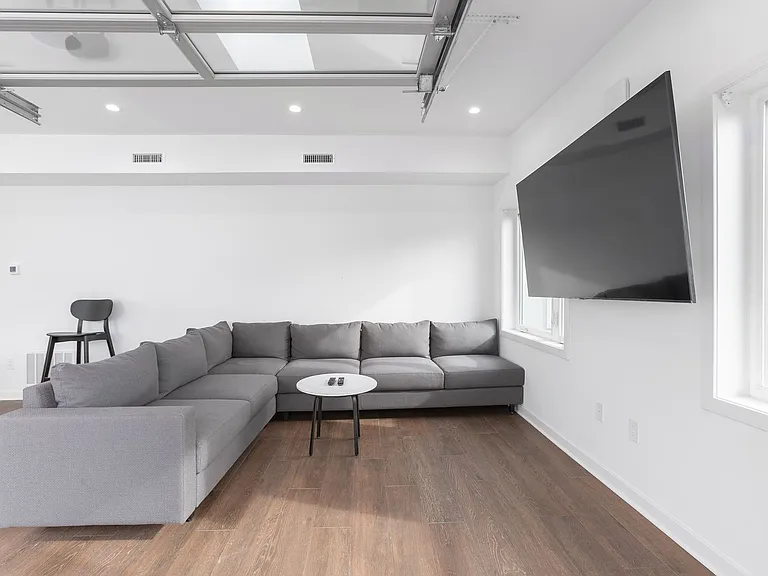 Graduate Pointe — Photo 214