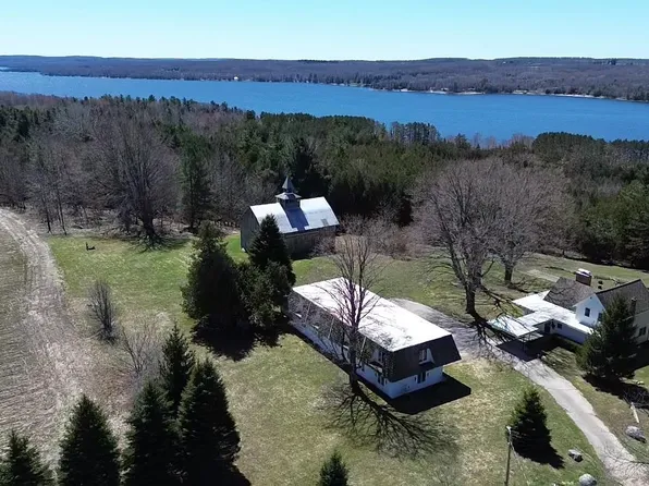 8952 Ridge Rd, East Jordan, MI 49727