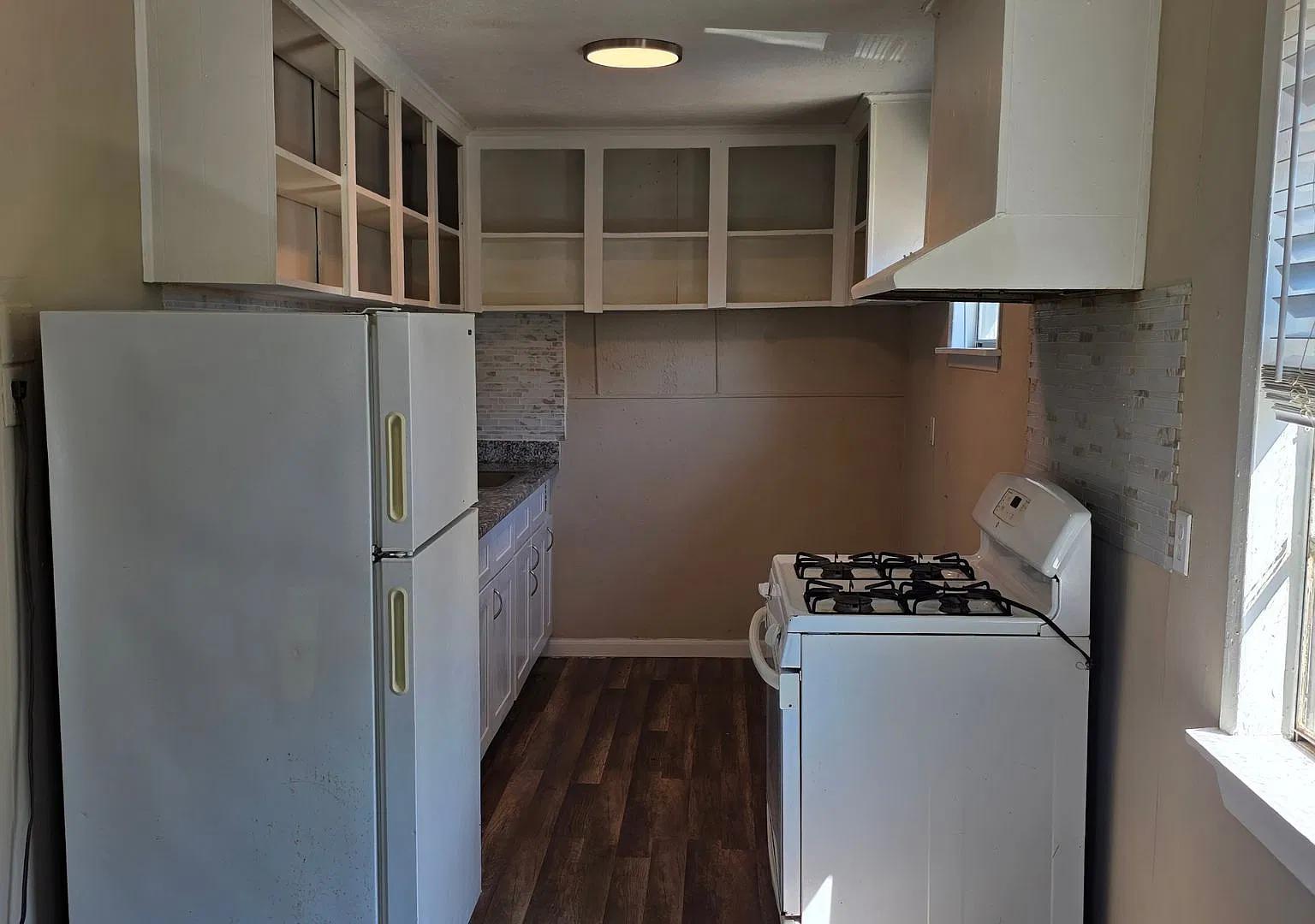 2 bed, 1000 sqft, $1,295 — Photo 2