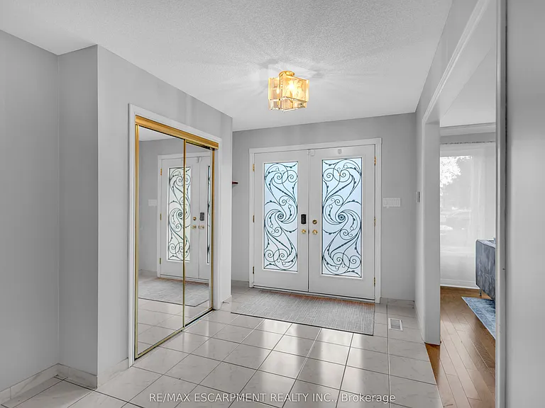489 Acadia Dr — Photo 3