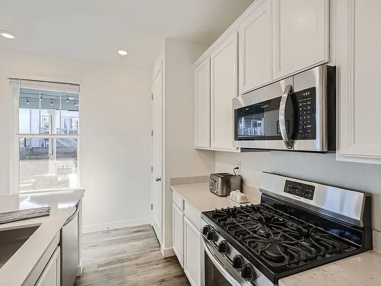 12885 Bay St — Photo 8