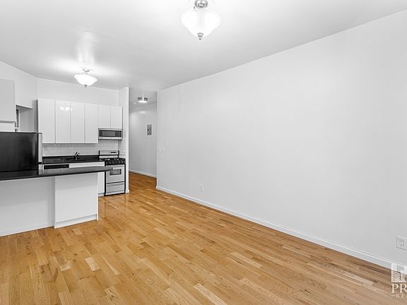 4th image of 306 E 71st St APT 2a