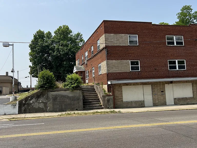 215 W Wyoming Ave — Photo 2