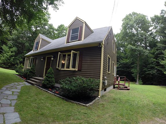 3rd image of 32 Suzanne Ct