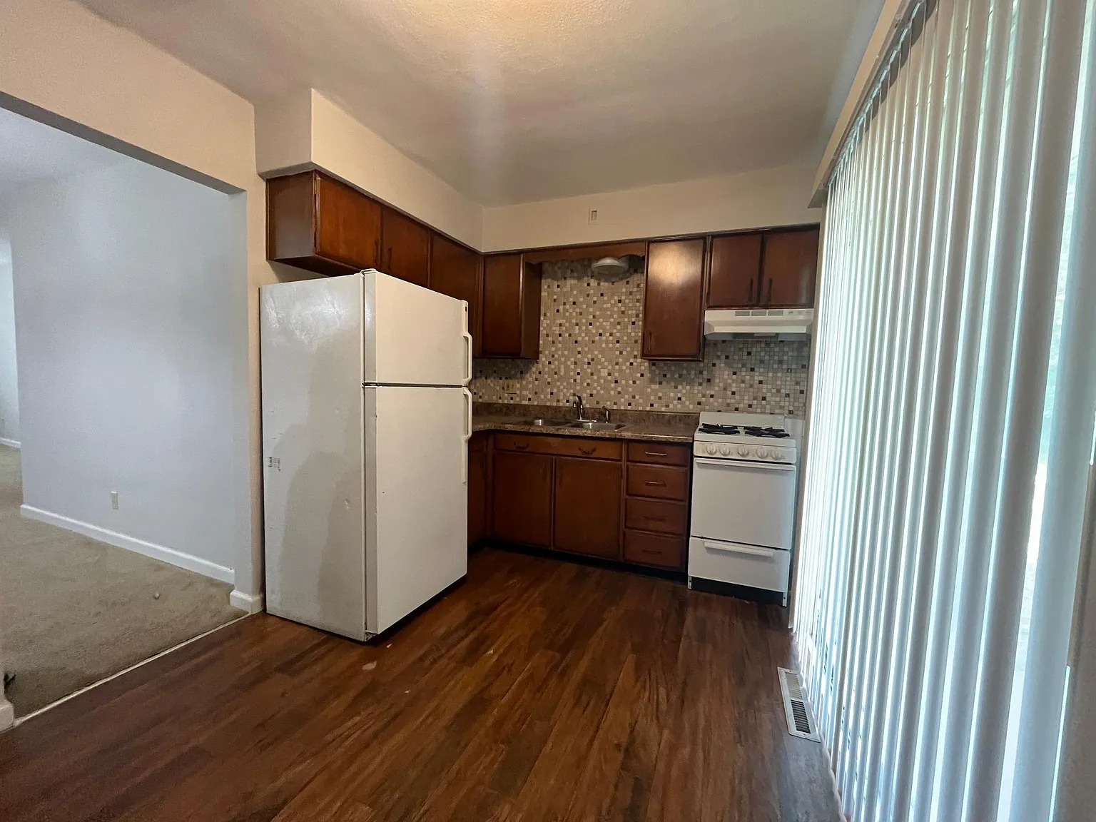 2 bed, 884 sqft, $995 — Photo 2