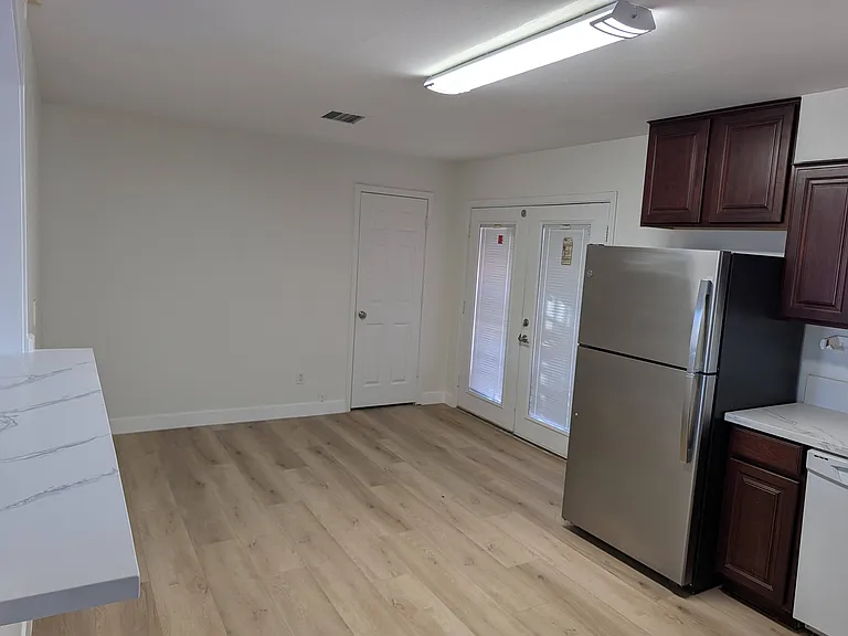 1242 W 9th St — Photo 15