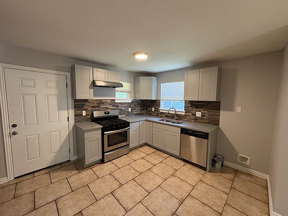 4th image of 549 Neomi Ave
