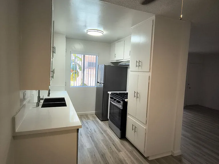 650 Westmount Drive — Photo 11