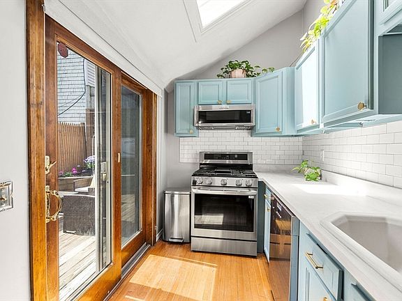 3rd image of 223 Bolton St