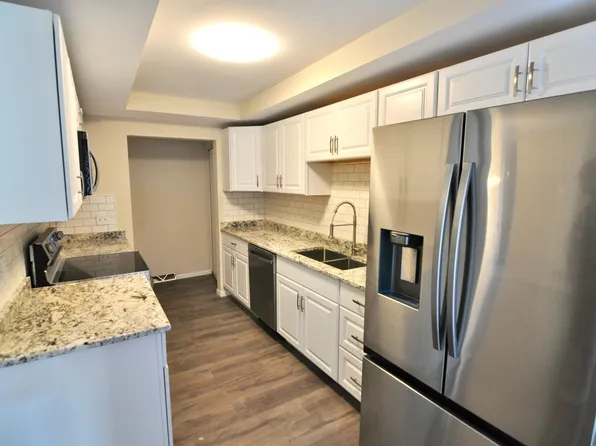 5845 Lake Curve Ln, Brooklyn Center, MN 55429