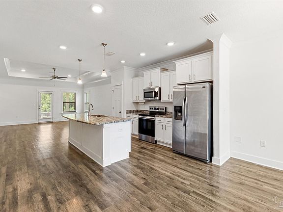 3rd image of 424 Pemberton Ln