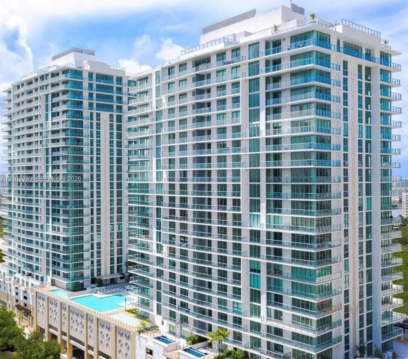 Parque Towers Condo — Photo 1