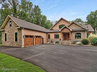 136 Timberwood Dr, Mountain Top, PA 18707