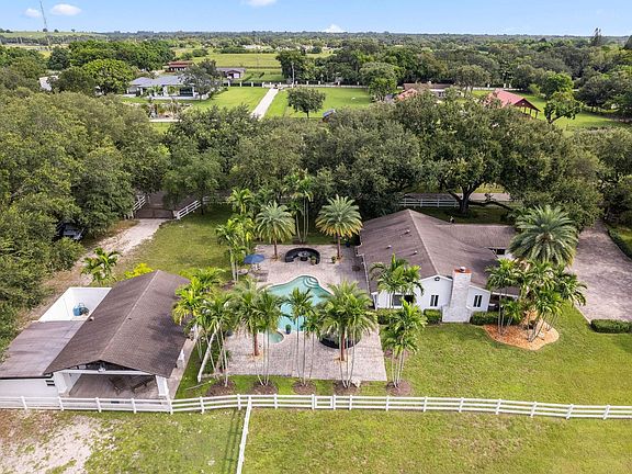 4th image of 13800 SW 50th Manor