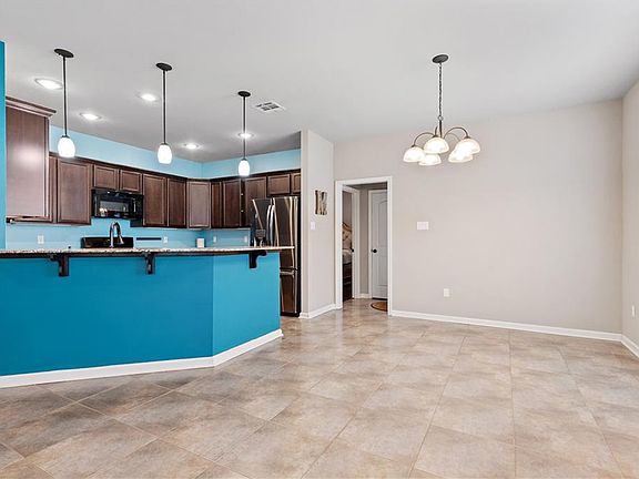 4th image of 703 Whip St