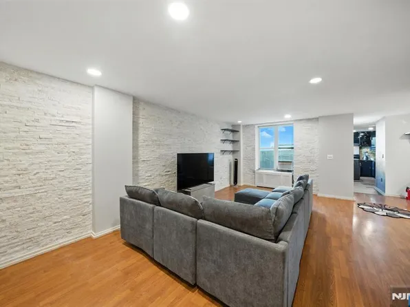 50 Glenwood Ave, Jersey City, NJ 07306