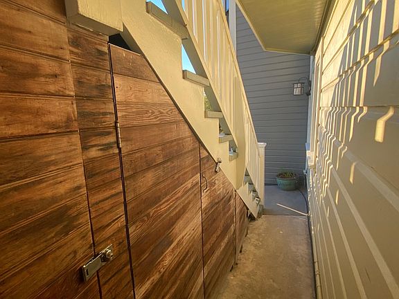 20 stairs to ground floor corridor entry