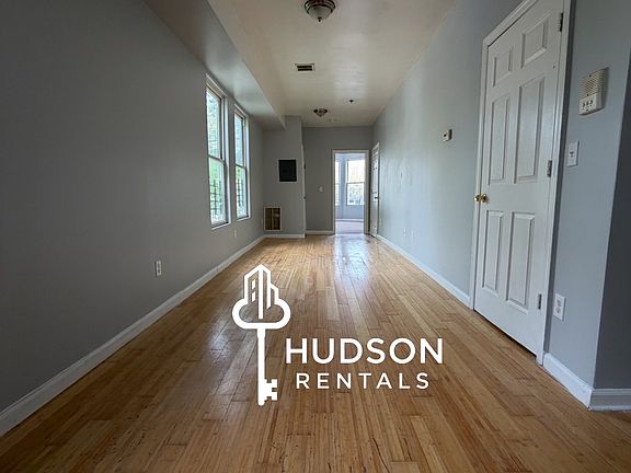 2nd image of 625 Bramhall Ave #1R