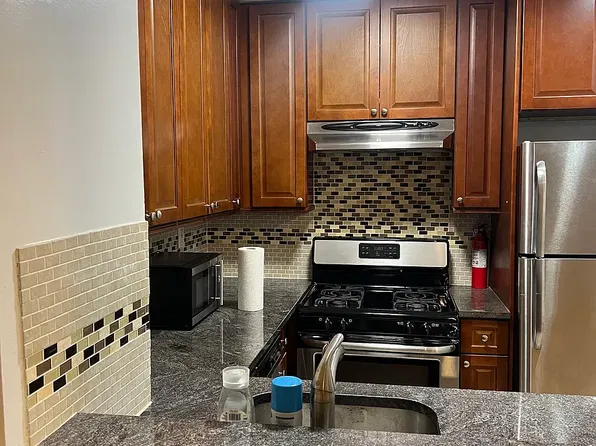 42-25 213th St #1R, Bayside, NY 11361
