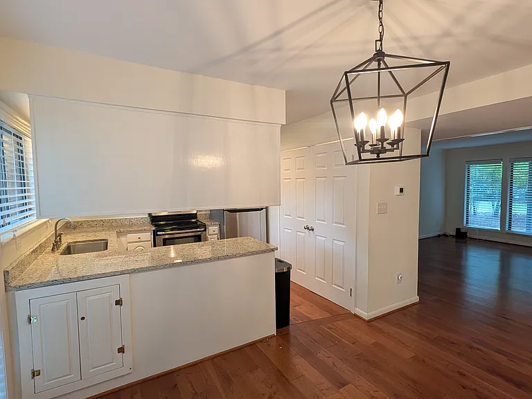 303 Oak Tree Dr — Photo 4