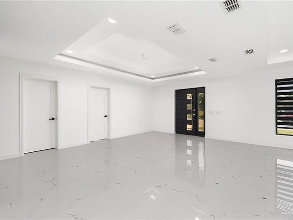 5th image of 915 Encino Dr