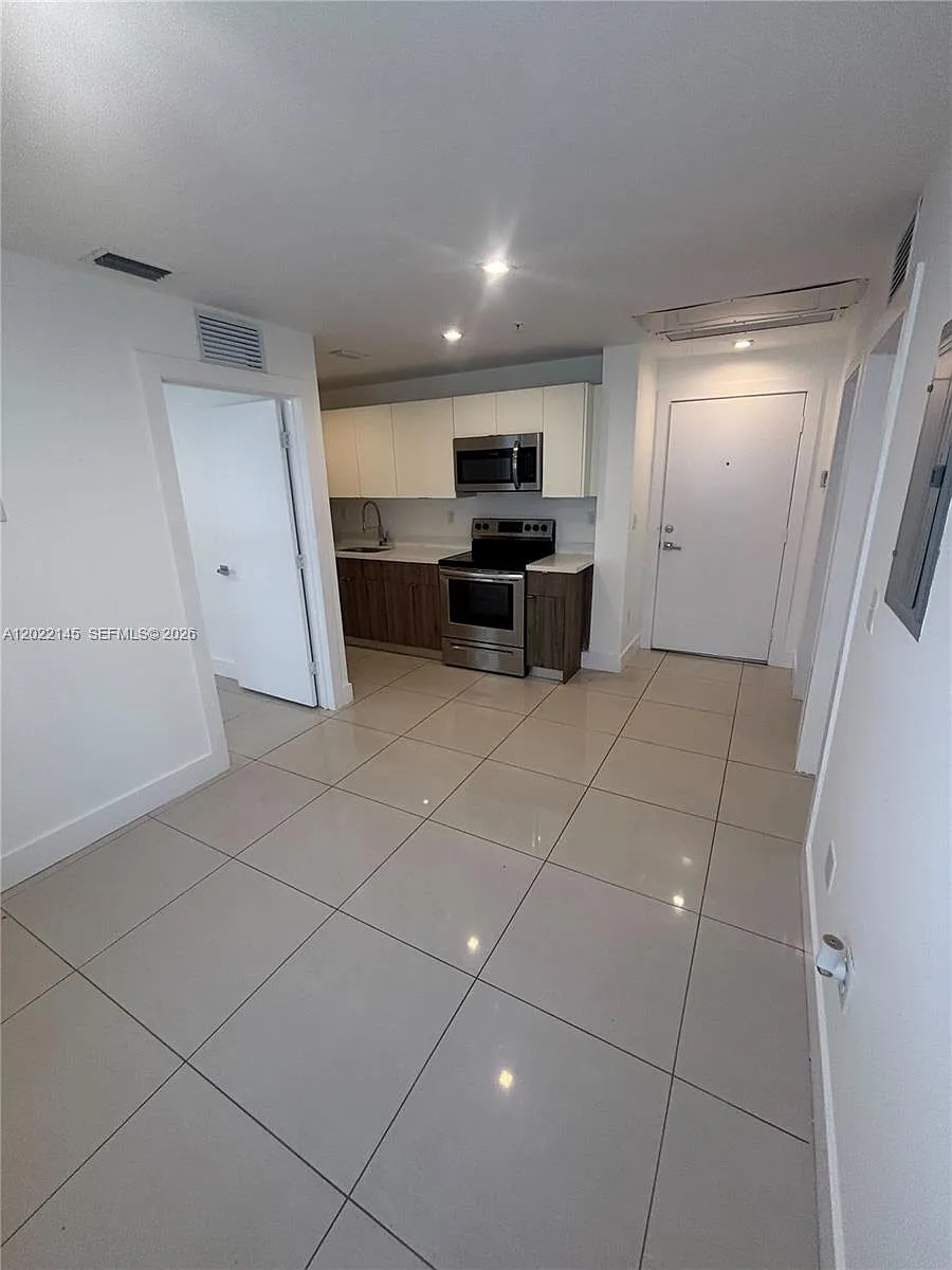 Building Photo - 821 SW 18th Ave #201