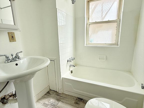 3rd image of 17 E Centre St APT 4