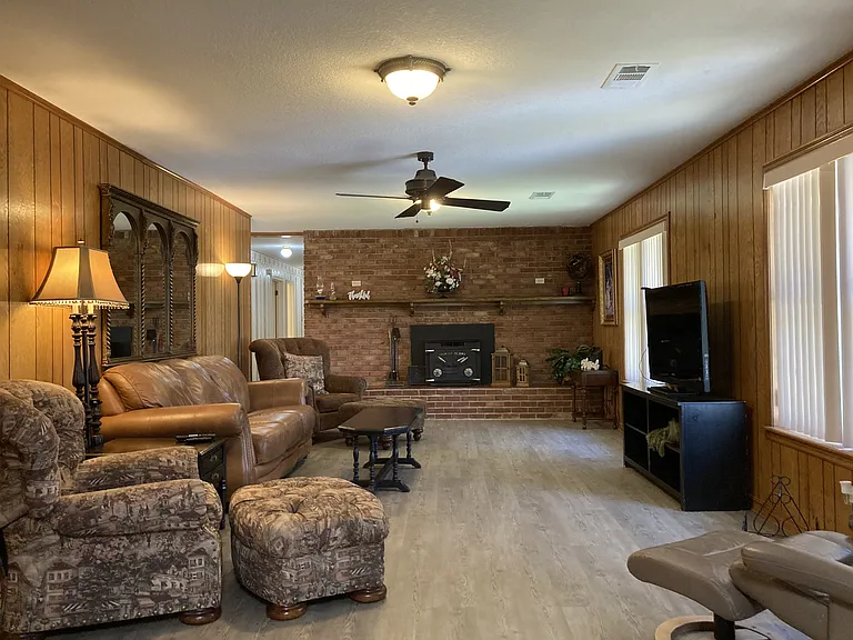927 Skyline Dr — Photo 12