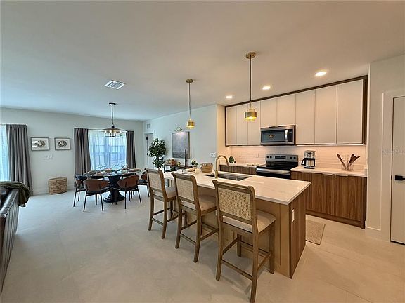 4th image of 5813 REGENT ROAD