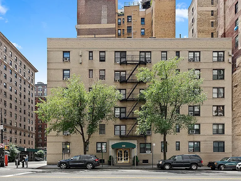 300 W 72nd St #1A — Photo 8