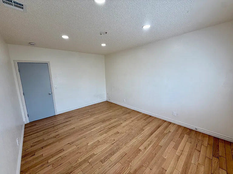 8930 S Vermont Ave — Photo 28