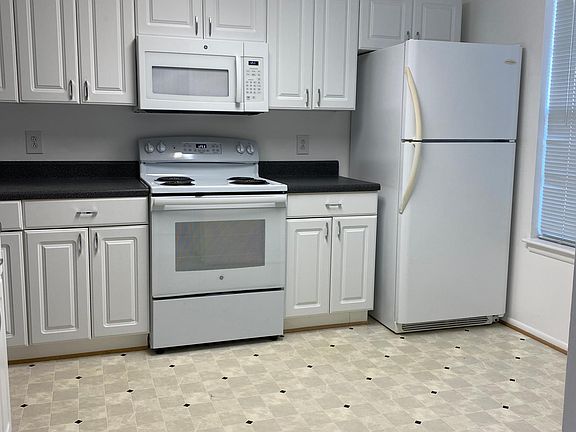 2nd image of 2121 Retreat Ct