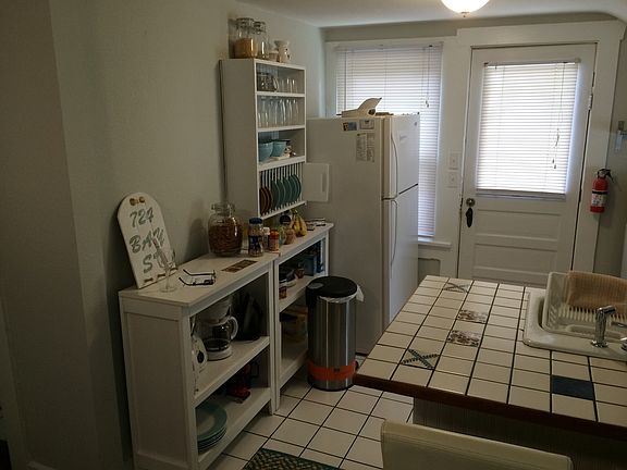 3rd image of 724 1/2 Bay St NE
