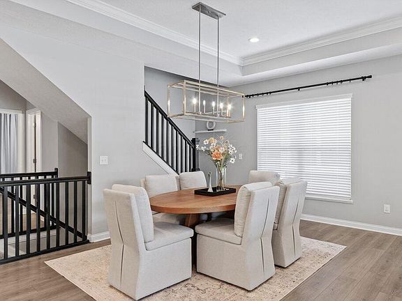 5th image of 224 Honeywood Dr N