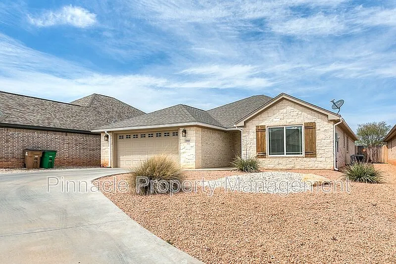 3 bed, 2.0 bath, 1785 sqft, $2,450 — Photo 2