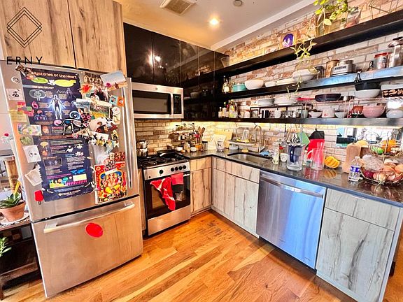 4th image of 374 Kosciuszko St #4