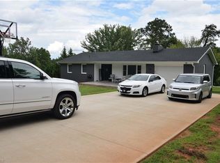 132 Knob Hill Ln, Pilot Mtn, NC 27041