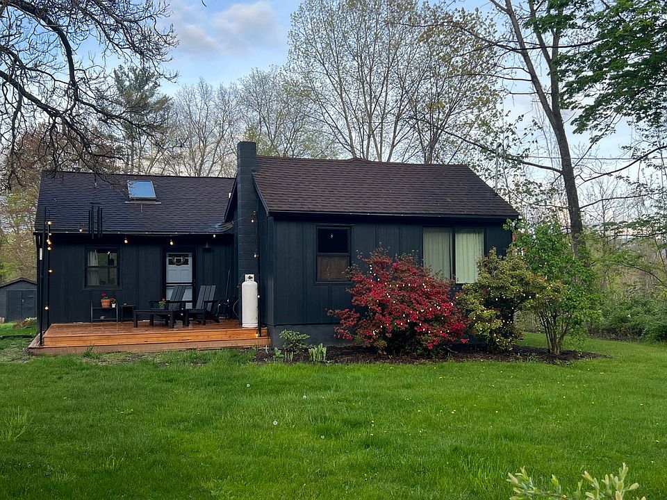 Cozy Cottage with large deck