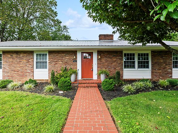 3rd image of 577 Cardinal Dr