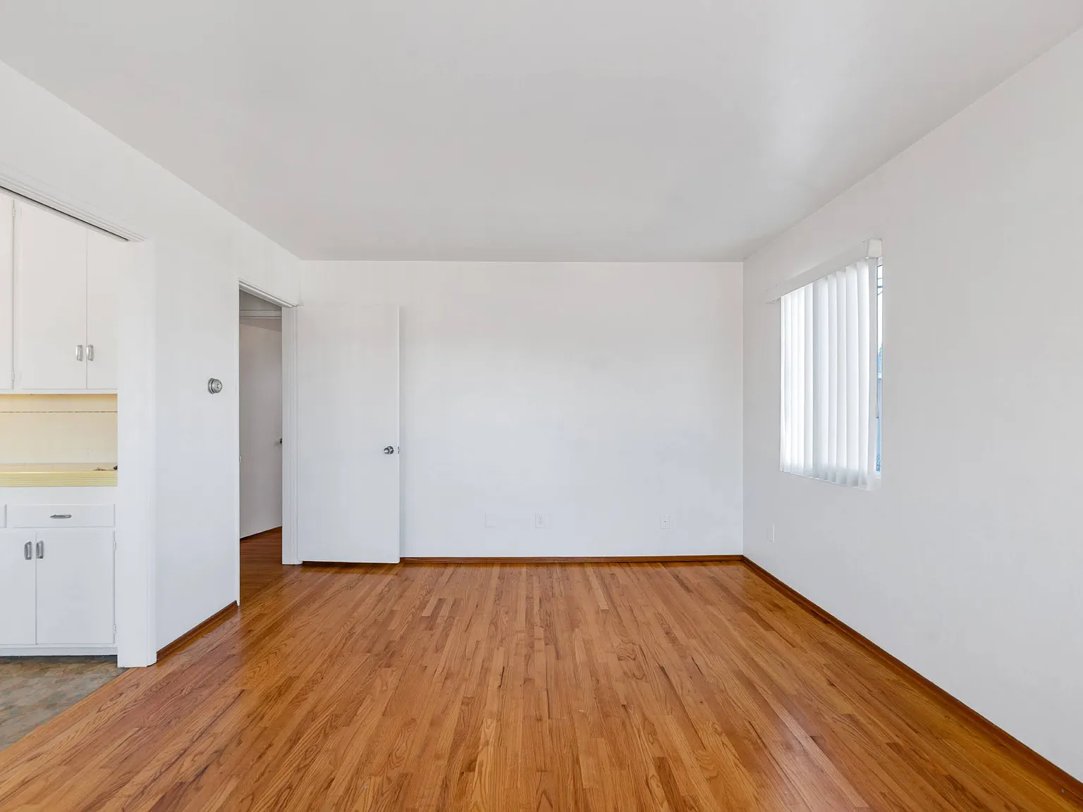 4348 1/2 Iowa St — Photo 2