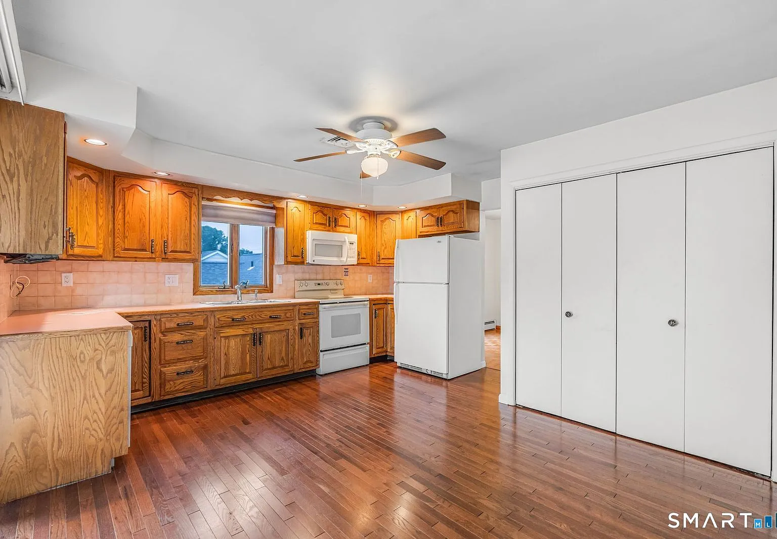 3 bed, 1.5 bath, 1200 sqft, $2,900 — Photo 2