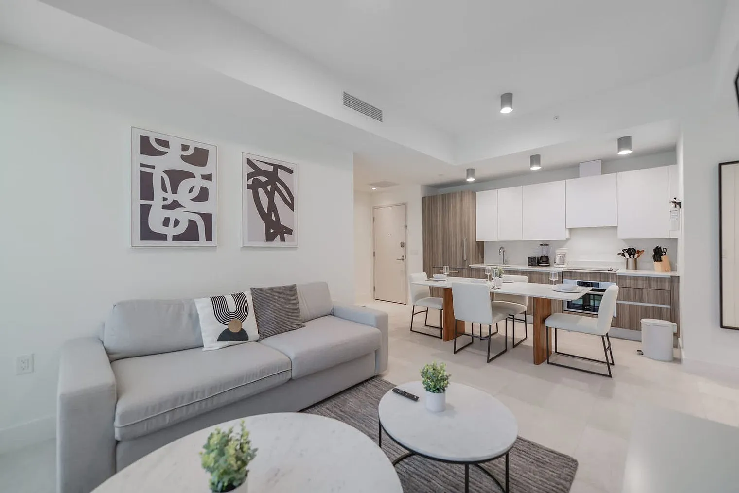 2 bed, 2.0 bath, 742 sqft, $5,032 — Photo 2
